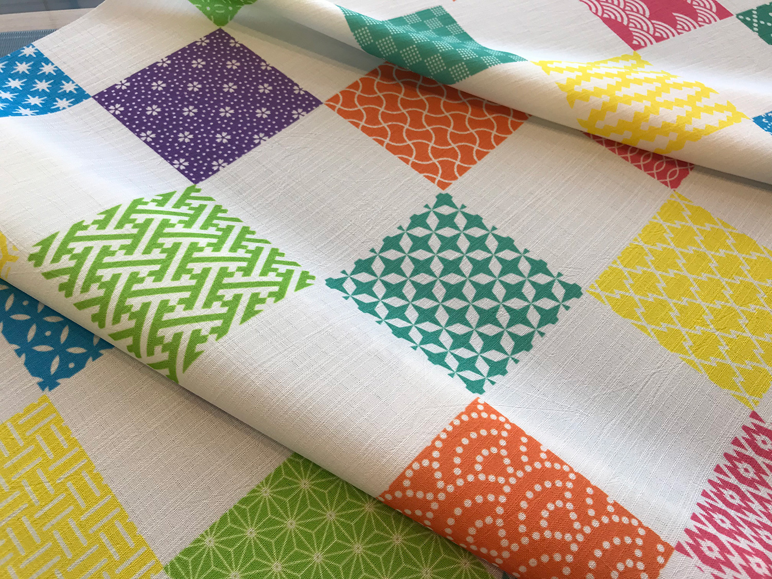 Yukata with white ground color, colored checkerboard division